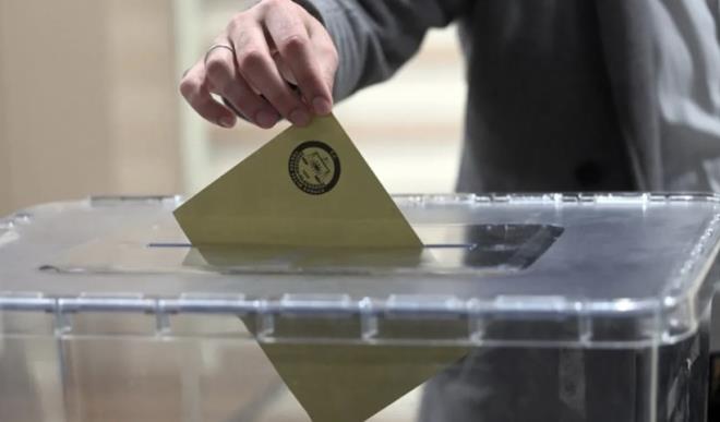 Yap�lan anket ile T�rkiye'deki siyasi rekabetin ula�t��� son noktay� g�zler �n�ne serilirken, zirve yar��� da iyiden iyiye k�z��t�.