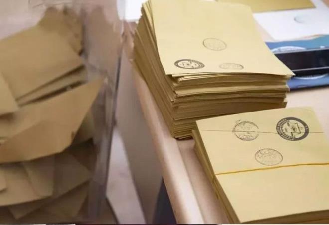 D��ER PART�LER�N SIRALAMASI<br>  Son d�nemde siyaset sahnesine ��kan ve dikkat �eken Anahtar Parti %2,4 oy oran�na ula��rken, Zafer Partisi %2,9 ile onu takip ediyor.