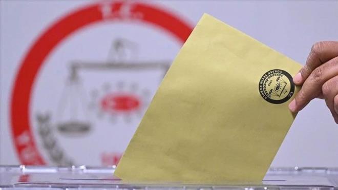 <p>Partilerin s�ralamas� �u �ekilde:</p>  <p>Siyasi Parti<br>Oy Oran� (%)<br><strong>AK Parti</strong><br>34,1<br><strong>CHP</strong><br>32,5<br><strong>DEM Parti</strong><br>9,2</p>