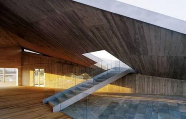 Dardan bakldnda camiye benzemedii iin minare yerletirdik" eklinde konutu.