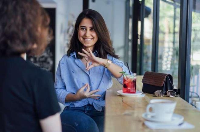 <p>BEY�N HER D�LDE AYNI HIZLI �ALI�IYOR</p>    <p>En dikkat �ekici bulgulardan biri ise �u: �nsan beyni, hangi dil konu�ulursa konu�ulsun bilgiyi neredeyse ayn� h�zda i�liyor. Yani h�zl� konu�ulan bir dil, daha fazla bilgi aktar�ld��� anlam�na gelmiyor</p>