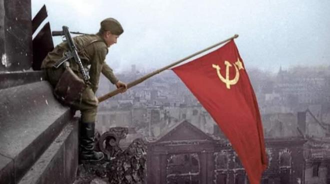 <p><span><strong>4. SOVYETLER B�RL���</strong></span></p>    <p><strong>20. y�zy�l�n s�per g�c� olarak an�lan Sovyetler Birli�i, 22 milyon kilometrekarelik b�y�kl���ndeki bir alana hakimiyet kurarak listenin 4'�nc� s�ras�nda yer al�yor.</strong></p>