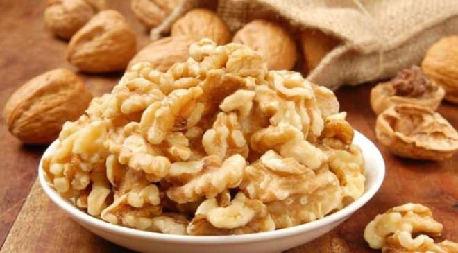 <strong>Sindirim sisteminden ba��rsak sa�l���na kadar say�s�z fayda sa�layan ceviz, ayn� zamanda kilo kontrol� i�in de e�siz bir tercih.</strong>