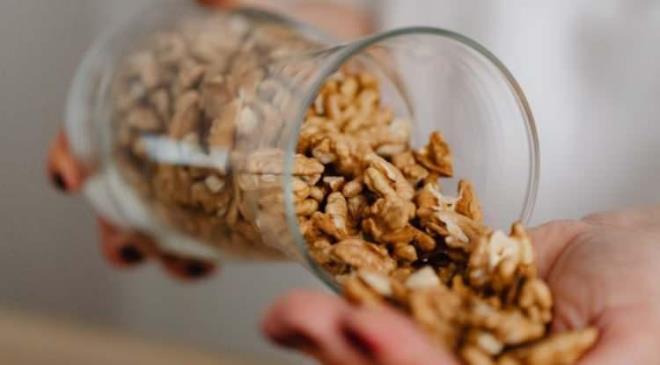 ��te, cevizin inan�lmaz faydalar�...<br><strong>Mutfak raflar�m�zda duran m�tevaz� sert kabuklu dostumuzu di�er kuruyemi�lerden ay�ran en �nemli �zelli�i, bitkisel bazl� en g��l� Omega-3 ya� asidi olarak bilinen alfa-linolenik asit (ALA) i�ermesi.</strong>