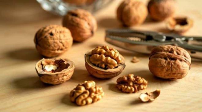 <strong>Ayr�ca ceviz i�eri�indeki polifenoller ve E vitamini sayesinde beyin fonksiyonlar�n� destekleyerek haf�zay� g��lendirir.</strong>