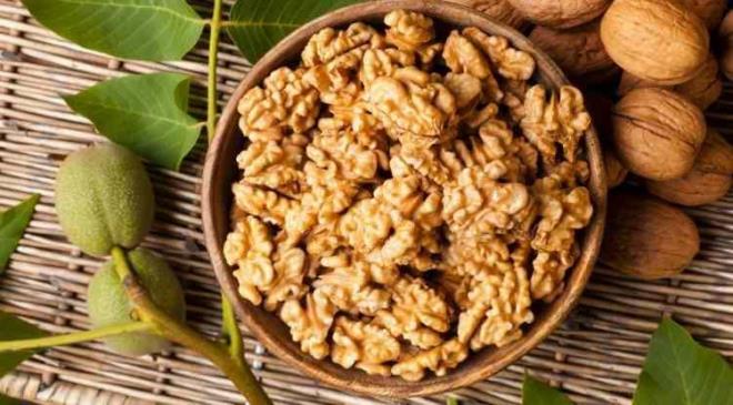 <strong>Uzmanlar cevizden maksimum verim almak i�in �i� ve tuzsuz olarak t�ketilmesini �zellikle tavsiye ediyor. G�nl�k 28-30 gram yani yakla��k 3 veya 4 tam ceviz t�ketimi bu a��dan olduk�a faydal�d�r.</strong>