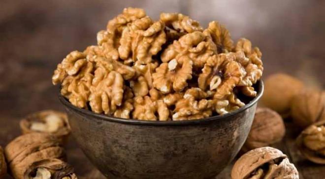 <strong>Di�er kuruyemi�lere oranla daha y�ksek antioksidan seviyesine sahip olan ceviz, v�cuttaki serbest radikallerle sava�arak h�crelerin korunmas�n� sa�lar.</strong>