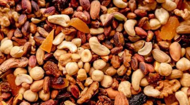 <strong>Beslenme uzmanlar� taraf�ndan koruyucu t�bb�n merkezine yerle�tirilen kuruyemi�ler, sadece birer at��t�rmal�k de�il; i�erdi�i vitaminler, mineraller, proteinler ve sa�l�kl� ya� asitleriyle nadir g�da gruplar� aras�na ad�n� yazd�r�yor. G�nde sadece bir avu� t�ketildi�inde dahi 'do�al hap' g�revi �stlenen bu e�siz lezzetler aras�nda bir tanesi adeta "damar temizleyici" g�revi �stleniyor.</strong>