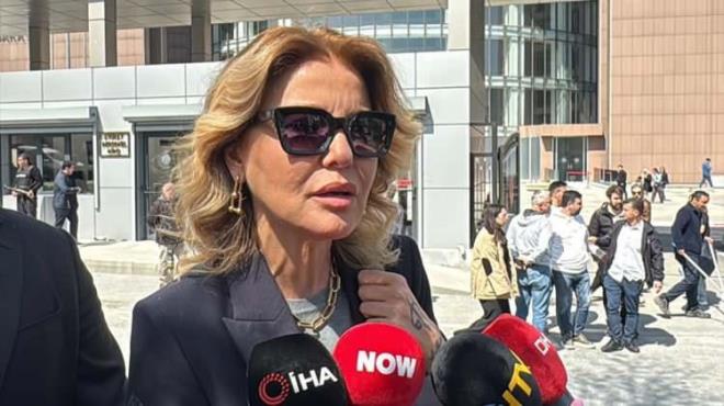 <strong><span>O hep s�yler <em>'Ben bir Cumhuriyeti y�netiyorum'</em> diye... Onunla da �yle didi�irim. Benim k�z�ma K�be'den bebek tulumu getirmi� bir insan. Ben �yle arada k�zar�m o bakmas�n bana"</span> s�zleriyle dile getirdi.</strong>