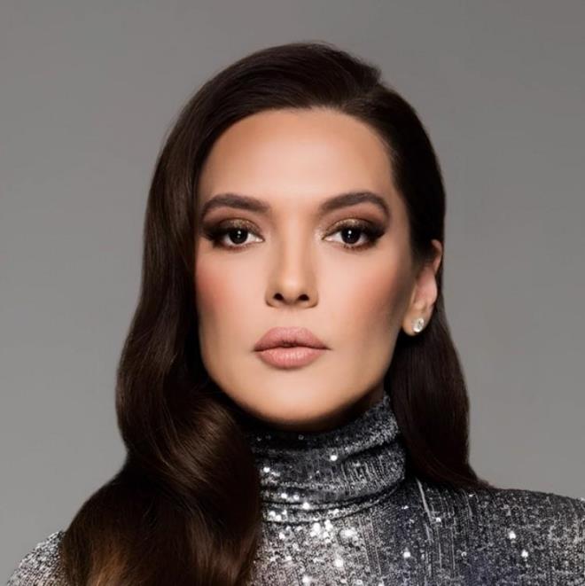 <strong>�nl� �ark�c� <span style="color:#A52A2A">Demet Akal�n,</span> ge�ti�imiz g�nlerde <span style="color:#B22222">'G�rg�riye M�zikali'nin</span> galas�nda muhabirlere r�portaj veren <span style="color:#B22222">G�lben Ergen'e </span>tepki g�stermi�ti.</strong>