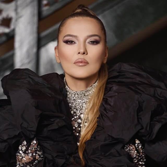 <p><span style="color:#B22222"><strong>"K�NC�Y�M HUYUM P�S"</strong></span></p>    <p><strong>Ele�tiriler sonras� konu�an Akal�n, bu ��k���n�n arka plan�nda ge�mi�te ya�anan bir k�rg�nl�k oldu�unu �u s�zlerle dile getirdi:</strong></p>    <p><strong><span style="color:#B22222">"Son olaylara �z�ld�m ama beni lin� ettirmiști.</span></strong></p>