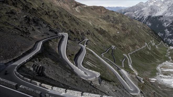 <strong>10. Stelvio Ge�idi - �talya</strong><br>Stelvio Ge�idi, Avrupa'n�n en y�ksek ge�itlerinden biri olarak biliniyor. Art arda gelen keskin virajlar� ve dar �eritleri, �zellikle k�� aylar�nda s�r��� daha da zorla�t�r�yor.