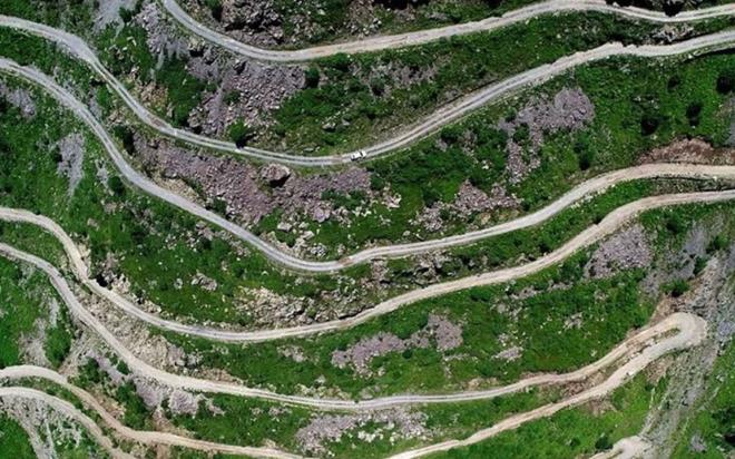 D�nya genelinde s�r�c�lerin en �ok zorland��� yollar yeniden g�ndeme geldi. Keskin virajlar, u�urum kenarlar� ve zorlu do�a ko�ullar�yla �ne ��kan rotalar s�raland�. Avrupa'dan Asya'ya uzanan listede bir�ok riskli g�zerg�h yer al�rken, ilk s�radaki yolun T�rkiye'de bulunmas� dikkat �ekti.