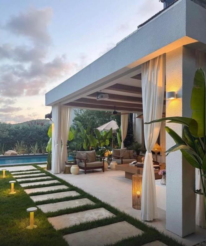 <strong>Kendine bir ev de�il adeta konfor alan� in�a eden �nl� oyuncunun son g�nlerde sosyal medyada payla��lan ev g�r�nt�leri viral oldu. �zellikle sofistike ve minimal tasar�m�n hakim oldu�u bah�e, g�renlerden tam not ald�.</strong>