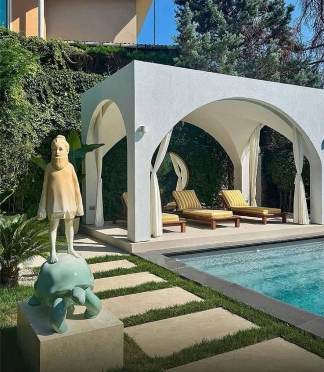 <strong>�te yandan bohem ve l�ks detaylar�n i� i�e ge�ti�i bah�e k�sa s�rede sosyal medyada g�ndem olurken; �nl� oyuncuya �ok say�da "Evi hayal edemiyorum", "Bu nas�l bah�e Maldivler sand�m", "Para var huzur var" �eklinde yorumlar geldi.</strong>