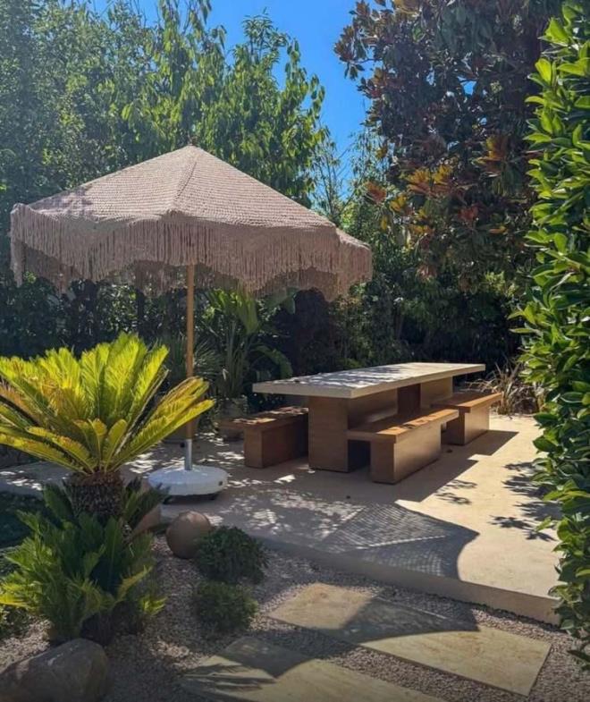 <strong>S�radan bir villa bah�esi yerine kendine �zg� dokunu�larla ho� bir ortam olu�turan �zdemir, beyaz tonlar ve do�al ye�illiklerle g��l� bir kontrast olu�turmu�.</strong>