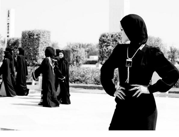 Gzel arkc Rihanna dnya turnesi kapsamnda gittii Dubai'de camii ziyaretinde bulundu.