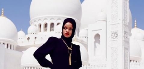 Gzel arkc Rihanna dnya turnesi kapsamnda gittii Dubai'de camii ziyaretinde bulundu. Camiide takt bartsyle ektii fotoraflar ise sevenleriyle sosyal medyada paylat. Rihanna'nn bu grntlerini hayranlar aknlkla karlansa da ok beeni toplad.