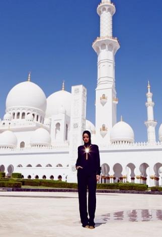 Gzel arkc Rihanna dnya turnesi kapsamnda gittii Dubai'de camii ziyaretinde bulundu.