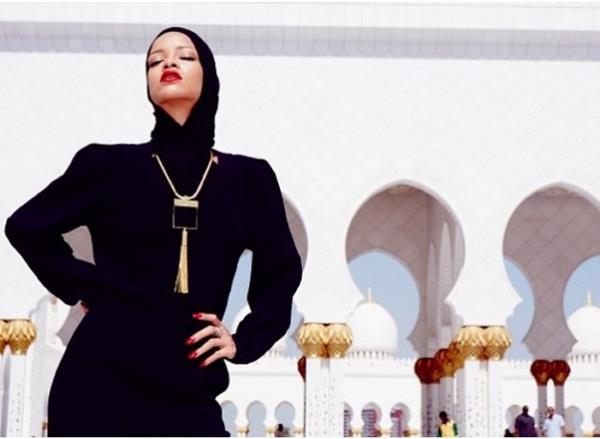 Gzel arkc Rihanna dnya turnesi kapsamnda gittii Dubai'de camii ziyaretinde bulundu.