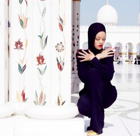 Fotoraflarn nstagram zerinden Twitter hesabnda paylaan Rihanna'nn an dnya genelinde 32 milyonun zerinde kii takip ediyor.