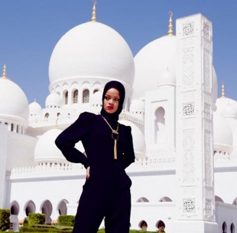 Fotoraflarn nstagram zerinden Twitter hesabnda paylaan Rihanna'nn an dnya genelinde 32 milyonun zerinde kii takip ediyor.