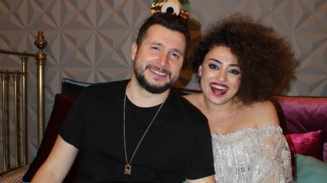 "T�rkiye'de bir t�rl� sahneye d�nemiyorum. T�rkiye beni kabul etmiyor galiba. T�rk m�zi�i kabul etmiyor. Ben bir ayda 25 konser verirdim. Aranan bir solisttim. 7-8 sene �nce, sahnelerim azalmaya ba�lad�. Bana '�u ki�i sayesinde sen buralara geldin' dediler. Halbuki bahsetti�iniz ki�i y�z�nden i�lerim durdu."