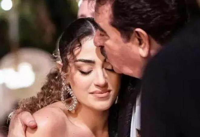 "ONUN Y�Z�NDEN ��LER�M DURDU"<br><strong>Sahnelere d�nmek istedi�ini de dile getiren ��tak, T�rkiye'de m�zik kariyerinin sekteye u�rad���n� ifade ederek ��yle konu�tu:</strong>