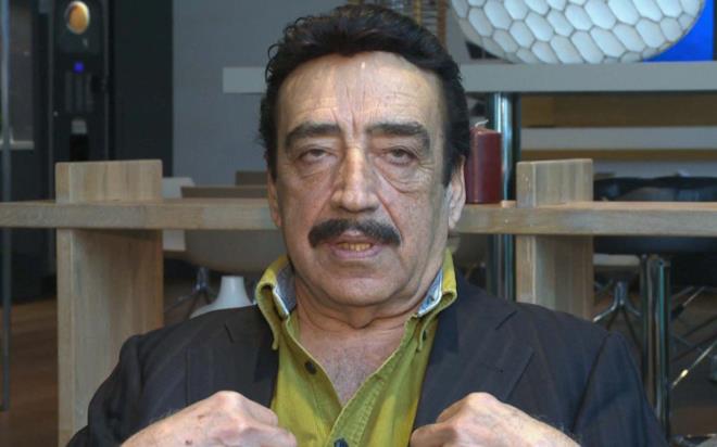 "�kimiz Bir Fidan�z"dan "Son Mektup"a kadar say�s�z hit �ark�yla arabesk m�zi�in tarihini yazan dev isim Hakk� Bulut, �imdilerde l�ks saraylar yerine tercih etti�i �a��rt�c� ya�am tarz�yla herkesi ters k��e yapt�. Y�llar�n eskitemedi�i �nl� sanat��n�n Bah�elievler'deki dairesinden yans�yan g�r�nt�ler, al���lagelmi� star hayat�n�n �ok uza��nda kalan o m�tevaz� detaylar�yla sosyal medyada adeta bir merak f�rt�nas� kopar�yor.