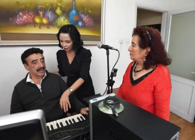 <p>Ayn� apartmanda bir dairesi daha olan Hakk� Bulut, o daireyi de k�z�yla birlikte �al��ma ofisi olarak kullan�yormu�.&nbsp;</p>  <p><strong>YORUM YA�DI</strong></p>  <p>Hakk� Bulut'un m�tevaz� hayat�na sosyal medyada; 'Samimiyet ak�yor', '��te ger�ek sanat��', '��te samimiyet i�te halk�n i�inden olmak bu' gibi yorumlar yap�ld�.</p>