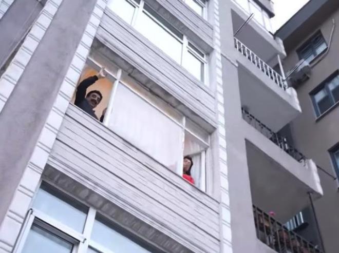 Y�llard�r Bah�elievler'de bir apartman dairesinde ya�ayan �iftin m�tevaz� hayat� b�y�k ilgi g�rd�. Uzun y�llard�r ayn� binada ya�ayan �nl� �iftin oturma odas� dikkat �ekti.