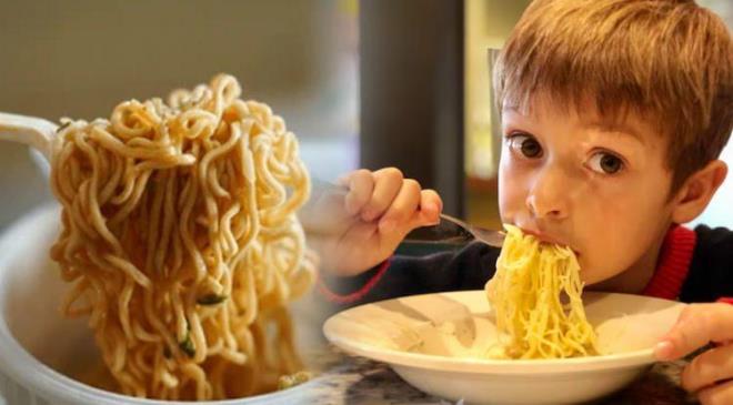Pratikli�i sebebiyle mutfaklar�n vazge�ilmezi haline gelen haz�r noodle t�ketimi, �ocuk sa�l���n� tehdit ediyor. Pediatri uzmanlar�, sodyum y�klemesi ve katk� maddeleriyle birle�en bu beslenme modelinin, �ocuklarda damar sa�l���n� bozarak kronik hipertansiyona zemin haz�rlad���na dikkat �ekerek aileleri bu gizli tehlikeye kar�� daha bilin�li olmaya davet ediyor.