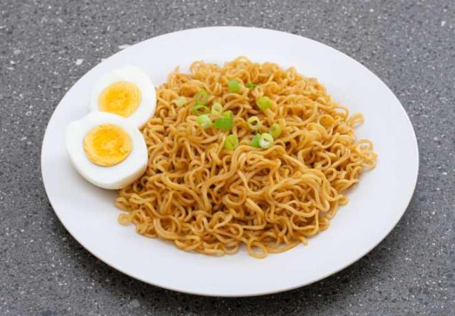 <p><span><strong>BA�IMLILIK YAPAN NOODLE NEDEN RE�SKL�?</strong></span></p>    <p><strong>Pratik olmas� nedeniyle hem ailelerin hem de ��rencilerin g�zdesi olan haz�r noodle (haz�r makarna), i�eri�indeki a��r� sodyum (tuz) miktar� ile tam bir tansiyon bombas� niteli�inde.</strong></p>