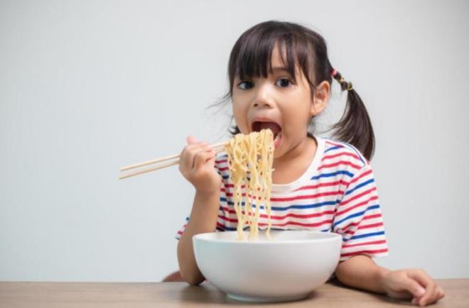 <strong>Genellikle "yeti�kin hastal���" olarak bilinen hipertansiyon, art�k �ocukluk �a��n�n en b�y�k sa�l�k sorunlar�ndan biri haline geldi. Yanl�� beslenme al��kanl�klar�, damar sertli�inin temellerini hen�z oyun �a��nda at�yor.</strong>