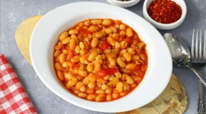 <span><strong>Peki, fasulyeyi bu kadar de�erli k�lan ne?</strong></span><strong>Besin de�eri a��s�ndan benzersiz bir profil sunan tipik bir fasulyenin y�zde 21'i protein, y�zde 77'si ise kompleks karbonhidrattan olu�uyor. Bu da rafine karbonhidratlar�n aksine enerjiyi ani bir s��rama �eklinde de�il, kademeli ve dengeli bi�imde v�cuda entegre ediyor.</strong>