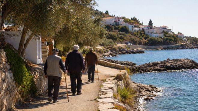 <strong>Buettner'a g�re 100 ya��n� a�an bireylerin neredeyse tamam� �mr� boyunca d�zenli olarak bir besini t�ketiyor.</strong>