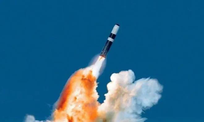 <p><strong>9)&nbsp; TRIDENT II D4&nbsp;&nbsp;&nbsp;|&nbsp; ABD</strong></p>  <p>&nbsp;</p>  <p>MENZ�L�:&nbsp; 12 B�N KM</p>  <p>&nbsp;</p>  <p>Trident II SLBM'nin �nceki bir versiyonu. Daha eski olsa da, hala zorlu bir silaht�r.</p>
