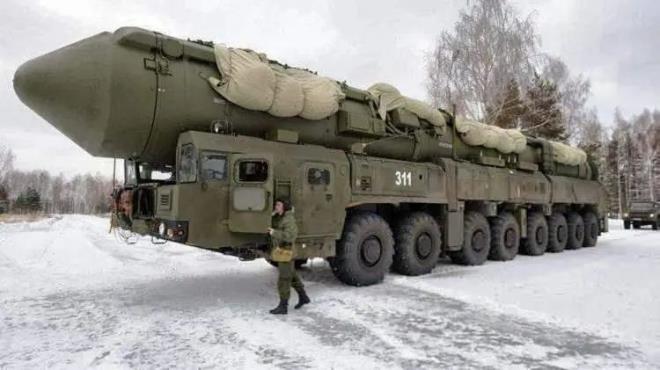 <p><strong>6)&nbsp; RS-24 YARS (SS-27)*&nbsp; |&nbsp; RUSYA</strong></p>  <p>&nbsp;</p>  <p>MENZ�L:&nbsp; 11 B�N KM</p>  <p>&nbsp;</p>  <p>Menzili 11.000 kilometrenin �zerinde olan, karada hareket edebilen bir ICBM.1 Birden fazla sava� ba�l��� ta��yabilir</p>