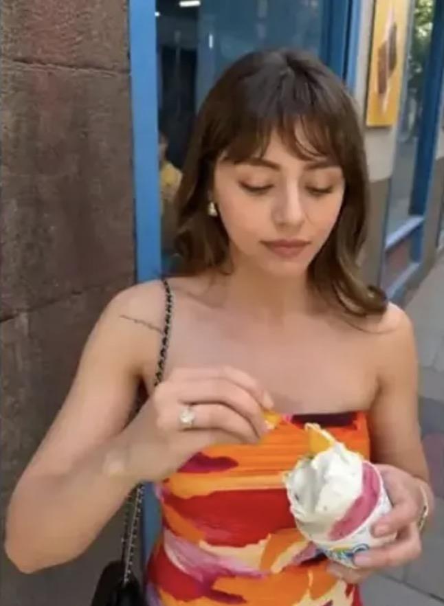 Takip�ileri, g�zel oyuncunun payla��m�na k�sa s�rede binlerce be�eni ve yorum yapt�.