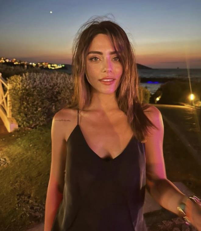 Do�al g�zelli�i ve ��k tarz�yla be�eni toplayan S�la T�rko�lu i�in sosyal medyada �vg� dolu yorumlar yap�ld�.