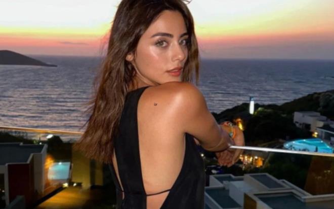 Ba�ar�l� oyuncu S�la T�rko�lu, sevgilisi Ata Ayy�ld�z ile ��kt��� �spanya tatilinden payla�t��� karelerle sosyal medyada b�y�k ilgi g�rd�. G�zel oyuncunun zarif tarz� kadar, foto�raflardaki dikkat �eken bir detay da takip�ilerinin g�z�nden ka�mad�.