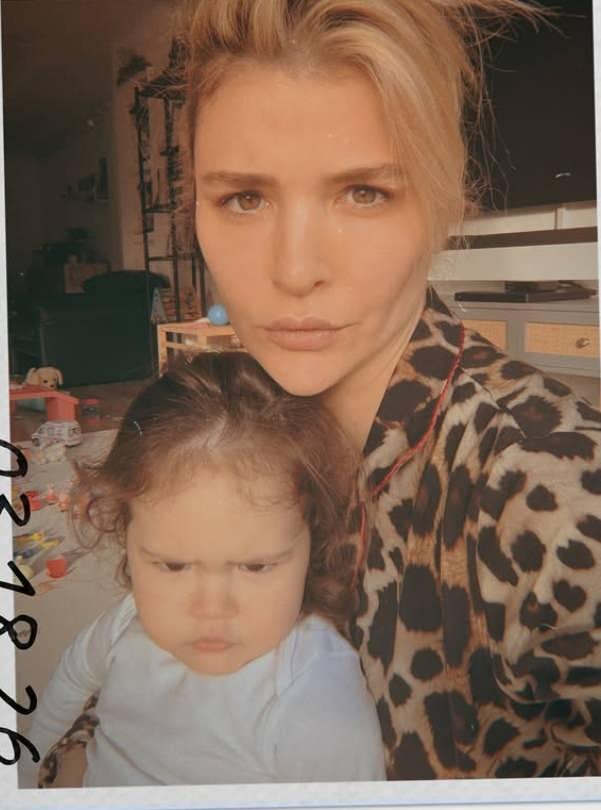 <strong>�nl� isim bu s�re�te ya�ad��� deneyimlerinden �rnekler payla�arak&nbsp;<span><em>"Lohusayken 'S�t�n yetmiyor galiba, ben mama vereyim' diyen dad�lar var. �ocu�umun ayakta sallanmas�n� istemiyorum ama sonra bir dad� geliyor ve �ocu�umu ayakta sallamaya ba�l�yor"</em></span>&nbsp;s�zleriyle ifade ederek ya�anan d�zensizlikleri dile getirdi.</strong>