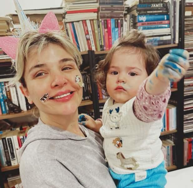 "TRAVMALAR YA�AYAN ARKADA�LARIM VAR"<br>"Lohusal�k d�neminde gelen dad�n�n �ok b�y�k �nemi var. Size destek mi oluyor yoksa sizi ele�tiren bir dad� m�? �yle travmalar ya�ayan arkada�lar�m var" diyen Vuslateri, baz� bak�c�lar�n anne ve bebek aras�ndaki dengeyi olumsuz etkileyebildi�ini ifade etti.