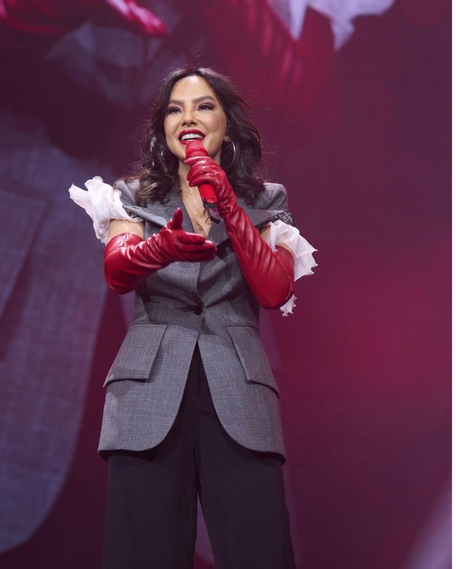 <p style="text-align:center"><strong>YARIM Y�Z GERD�RME OPERASYONU NED�R?</strong></p> <p style="text-align:center">Yar�m y�z gerdirme, klasik y�z germe ameliyat�na g�re daha s�n�rl� bir alanda uygulanan cerrahi bir i�lemdir. Genellikle y�z�n alt b�lgesine odaklanan bu y�ntem; yanak, �ene hatt� ve boyun ba�lang�c�ndaki sarkmalar� toparlamay� ama�lar. Bu sayede y�z hatlar� daha belirgin hale gelirken, ki�i daha gen� ve din� bir g�r�n�m elde edebilir.</p>