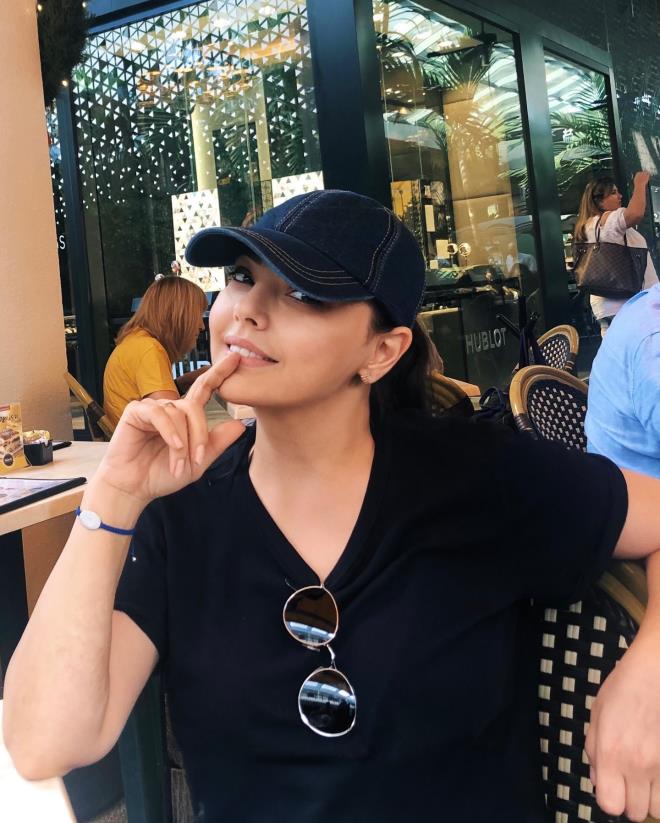 <p style="text-align:center"><strong>Y�Z�N� G�ZLEMES� MERAK KONUSU OLDU</strong></p> <p style="text-align:center">Ge�ti�imiz g�nlerde sosyal medya hesab�ndan <strong>"�apkas�z ��kmad���m�z g�nler" </strong>notuyla payla��m yapan Ebru G�nde�, k�sa s�rede dikkatleri �zerine �ekmi�ti. Sanat��n�n y�z�n� kasketle gizlemesi merak konusu olurken, bunun estetik operasyonundan kaynakland��� ortaya ��kt�.</p>