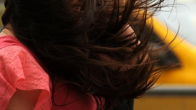 <h3><strong>K�v�rc�k ve dalgal� sa�larda do�ru rutin</strong></h3> <p>K�v�rc�k ve dalgal� sa�lar yap�lar� gere�i daha kuru olmaya e�ilimlidir. Bu nedenle s�k y�kama yerine sa��n do�al formunu koruyacak bir d�zen tercih edilmelidir.</p> <p><strong>�ki ya da �� g�nde bir y�kama buklelerin elastikiyetini korur ve kabarmay� kontrol alt�na al�r. Bu sa� tipinde y�kama sonras� kullan�lan nemlendirici �r�nler de en az y�kama kadar �nemlidir.</strong></p>