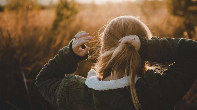 <h3><strong>Kuru ve i�lem g�rm�� sa�lar nas�l y�kanmal�?</strong></h3> <p>Boyama, a�ma veya �s�l i�lemler nedeniyle y�pranm�� sa�lar daha hassas bir bak�m ister. S�k y�kama sa��n ihtiyac� olan do�al ya�lar� azaltarak daha mat ve k�r�lgan bir g�r�n�m yaratabilir.</p> <p><span><strong>Bu nedenle �� g�nde bir y�kama �nerilir. Y�kama aralar�nda sa� ya�lar�, yo�un nem maskeleri ve durulanmayan bak�m �r�nleri kullanmak sa��n nem dengesini korumaya yard�mc� olur.</strong></span></p>