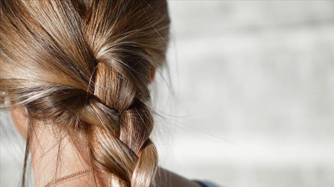 <h3><strong>Normal sa� tipi i�in denge</strong></h3> <p>Ne �ok ya�l� ne de kuru olan sa�lar bak�m konusunda en avantajl� gruptur.<strong> Bu sa� tipinde �� g�nde bir y�kama ideal dengeyi sa�lar. </strong>Bu rutin sa��n do�al parlakl���n� korurken ayn� zamanda kolay �ekil almas�na yard�mc� olur. Ayr�ca farkl� bak�m �r�nleriyle desteklenmesi de olduk�a kolayd�r.</p>