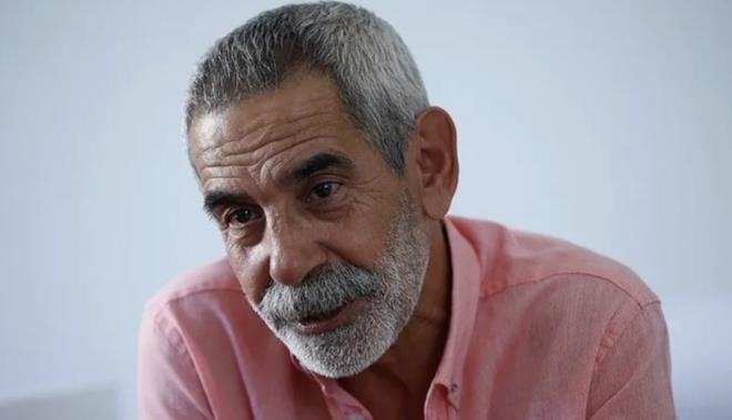 <em>"�ocu�um olamad��� i�in her Anneler G�n�nde Kar�mdan �z�r dilerim, ona bir EVLAT veremedim diye. Ama bu g�zel insanlar evlatlar�n� bana emanet ettiler, dolay�s�yla b�y�k bir Ailem var 1981 y�l�nda ilk �ocu�un bak�m�n� �stlendim. �imdi 45 ya��nda. O�ullar�m, k�zlar�m, torunlar�m var. �ocuklar�m�n bir k�sm�na dostlar�m bak�yor.''</em> diye konu�mu�tu.
