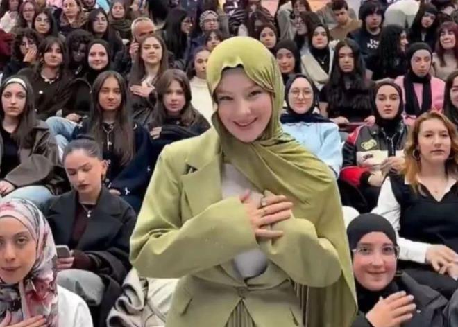 TikTok �zerinde ger�ekle�tirdi�i son canl� yay�nda 42 dakikada 323 bin TL'den fazla hediye toplayan Soyda�, e� zamanl� olarak Instagram'da ba�latt��� �cretli abonelik sistemiyle de 560 bin TL baraj�n� a�t�.